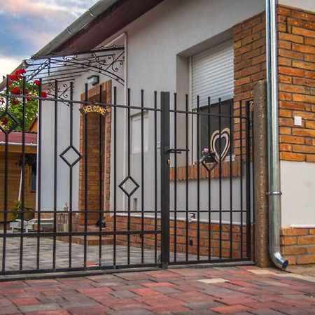 Feliz Apartman Gyula Exterior photo