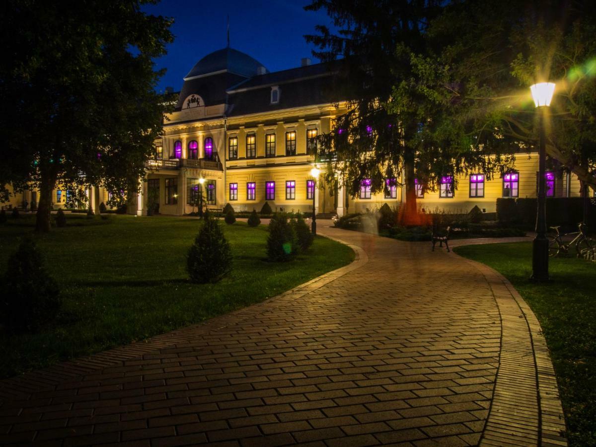 Feliz Apartman Gyula Exterior photo