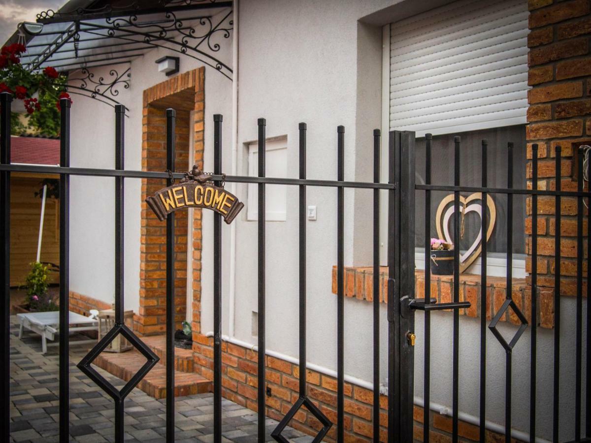 Feliz Apartman Gyula Exterior photo